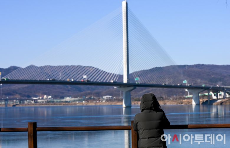 21일 서울 강동구 고덕천교 일대에 조성된 한강 그린웨이 '고덕천 라운지'를 찾은 시민들이 조망 데크에서 한강을 바라보고 있다. 강동구는 올림픽대로 고덕천교 하부의 유휴공간을 한강까지 이어지는 체류형 수변 문화공간 ‘고덕천 라운지’로 조성했다. 특히 한강이 조망되는 데크 구간도 함께 정비해 벤치와 쉼터 기능을 강화했다. /정재훈 기자