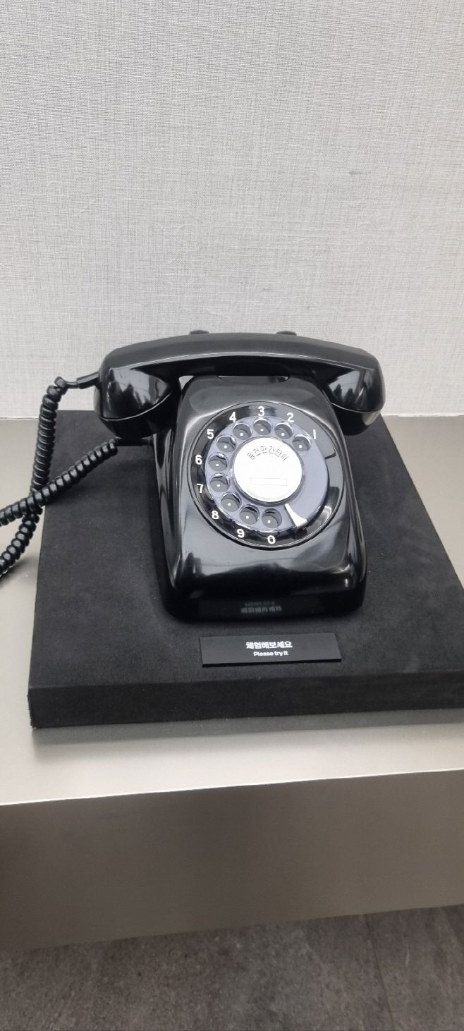 손가락을 넣어 다이얼을 돌리는 방식의 전화기. 젠지 세대들은 수화기를 드는 체험 조차 새롭다. /안소연 기자