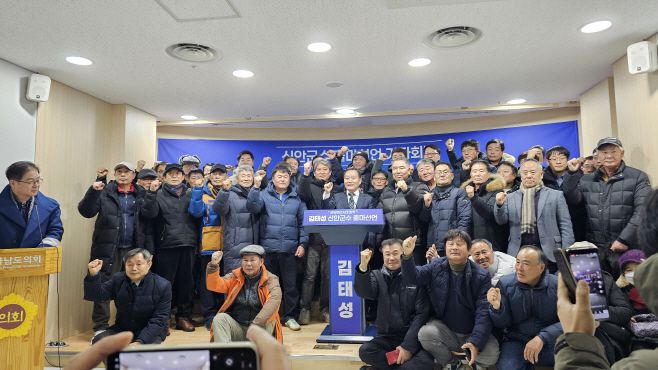 김태성 전 육군 소장이 지지자들과 22일 오전 전남도의회 브리핑룸에서 결의를 다지고 있다./이명남 기자