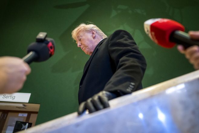 도널드 트럼프 미국 대통령이 21일(현지시간) 스위스 다보스에서 열린 세계경제포럼(WEF) 연차총회 회의장을 떠나고 있다./AFP·연합