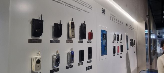 현재는 스마트폰으로 통용되는 휴대폰의 변천사. /안소연 기자