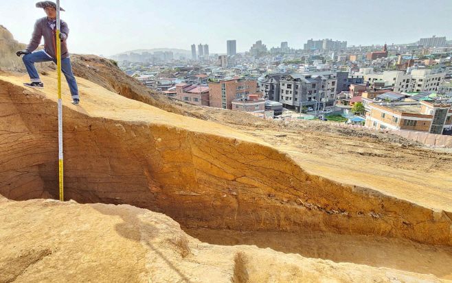후백제 최초 실물유적 종광대 토성의 단층 측정 장면./전주시
