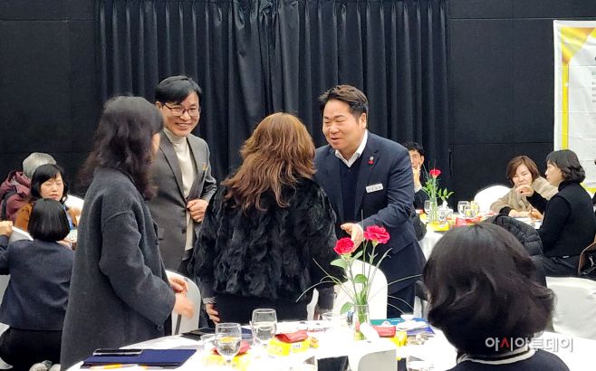 제3기 아산시 먹거리위원회 공동위원장인 오세현 아산시장이 참석한 위원들과 인사를 나누고 있다. /이신학 기자