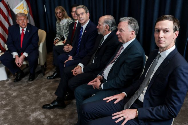 도널드 트럼프 미국 대통령의 사위 재러드 쿠슈너(오른쪽부터)·스티브 윗코프 미국 대통령 특사·하워드 러트닉 상무부 장관·스콧 베선트 재무부 장관·마코 루비오 국무부 장관이 21일(현지시간) 세계경제포럼(WEF) 연차총회가 열리고 있는 스위스 다보스에서 진행된 트럼프 대통령(왼쪽)과 마르크 뤼터 북대서양조약기구(NATO·나토) 사무총장의 회담에 배석하고 있다./로이터·연합