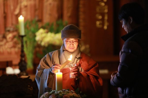 촛불의식을 진행하는 혜연스님./제공=한마음선원