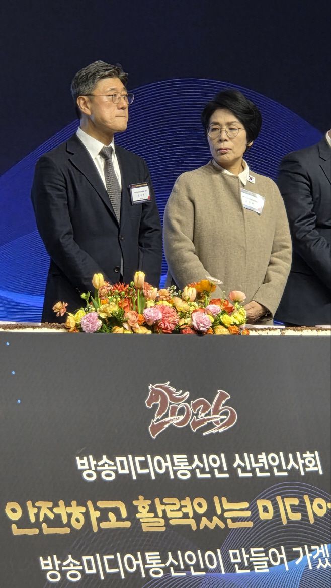 행사에 참석한 정재헌 CEO(왼쪽)와 최민희 위원장./김영진 기자