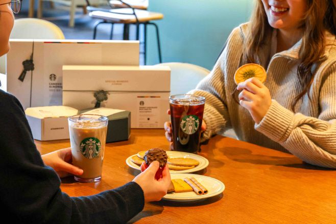 스타벅스 코리아는 '설 기프트 상품'을 선보이고, 스타벅스 애플리케이션 온라인 스토어에서 사전 예약을 진행한다. / 스타벅스