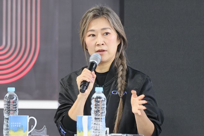 한국계 미국인 감독 매기 강이 연출한 넷플릭스 애니메이션 '케이팝 데몬 헌터스'가 제98회 아카데미 시상식 장편 애니메이션상과 주제가상 후보로 지명받았다. 시진은 강 감독이 지난해 9월 21일 부산 해운대구 우동 영화의전당에서 열린 제30회 부산국제영화제 '케이팝 데몬 헌터스' 오픈토크에서 관객들에게 인사하고 있는 모습./연합뉴스