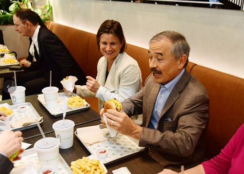 해리 해리스 주한미국대사가 서울의 한 미국 햄버거 식당에서 식사하는 모습을 자신의 SNS에 올렸다. 이날 해리스 대사는 안보 관련 행사 두 건에 불참한 뒤 이 행사에 참석해 한일 군사정보보호협정 파기에 대한 한미 간 이견을 두고 자신을 초치한 외교부 및 정부를 겨냥해 불만을 표출한 것 아니냐는 관측이 나왔다. 사진출처 해리스 대사 트위터