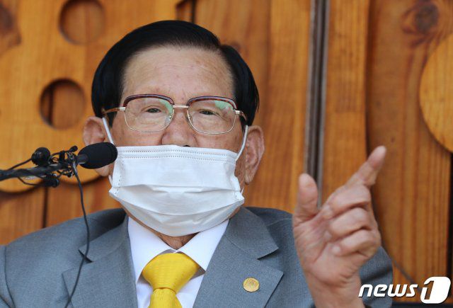 이만희 신천지예수교 증거장막성전 총회장이 3월 2일 오후 경기 가평 신천지 평화의 궁전에서 열린 코로나바이러스 감염증(코로나19) 사태 관련 기자회견을 하고 있다. 뉴스1