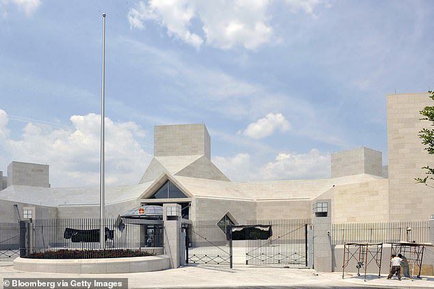 워싱턴의 주미 중국대사관. ‘모더니즘 건축의 최고봉’으로 불리는 I M  페이가 아들 2명과 함께 세운 건축회사 페이 파트너쉽 아키텍츠가 설계했다. 사진출처=주미 중국대사관 웹사이트