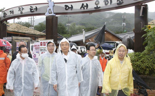 김종인 미래통합당 비상대책위원장(가운데)등 통합당 지도부가 10일 오후 경남 하동에서 수해 피해 현장을 점검하고 있다. 사진=미래통합당 제공