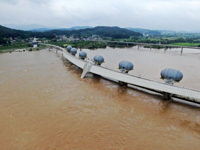 11일 경기도 여주시 남한강에 4대강 사업으로 설치된 이포보가 수문을 열어 물을 흘려보내고 있다. 사진=뉴스1
