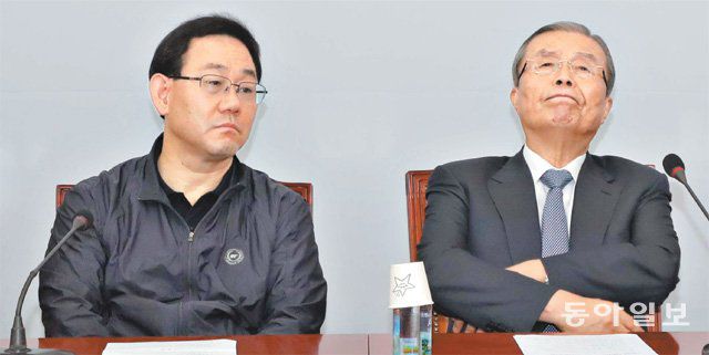 野 “자원봉사” 미래통합당 김종인 비상대책위원장(오른쪽)과 주호영 원내대표가 10일 서울 여의도 국회에서 열린 당 비상대책위원회의에 착석해 있다. 주 원내대표는 “당원협의회별로 자원봉사자를 조직해 피해 지역에 도움을 주는 방법을 찾고 있다”고 말했다. 김동주 기자 zoo@donga.com