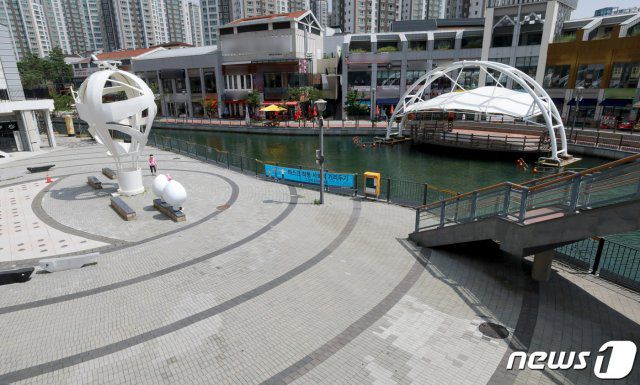 사랑제일교회발(發) 신종 코로나바이러스 감염증(코로나19) 확진자가 17일 정오 기준 315명을 넘어 지속해서 늘어나고 있다. 사진은 18일 경기 김포시 장기동 한 상가 거리로 너무 한산한 모습이다.2020.8.18/뉴스1 © News1