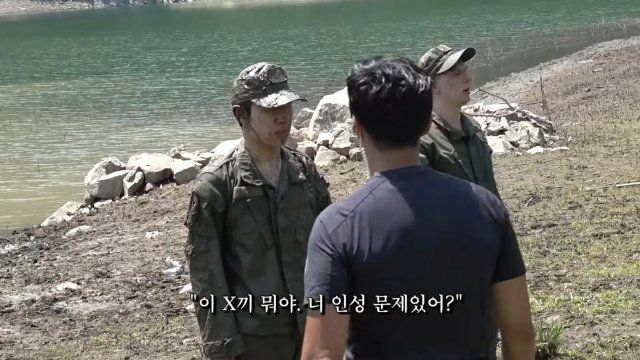 입에 들어간 모래를 뱉은 ‘꽈뚜룹’(왼쪽)에게 “너 인성 문제 있어?”라고 지적하는 ‘이근 대위’. 이 발언은 ‘가짜사나이’가  낳은 최대 유행어가 됐다. “우리 할머니도 그것보다 빨리 뛰겠다” “네 팀 버려?” 등 해군 특수전전단 대위 출신인 이 대위의  직설적인 화법은 인기를 끌었다. 유튜브 캡처