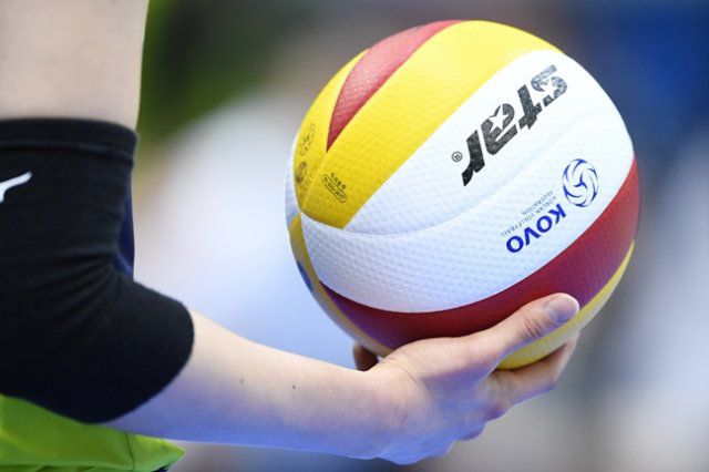 한 현대건설 선수가 공을 든 채 서브를 준비하고 있다. 한국배구연맹(KOVO) 제공