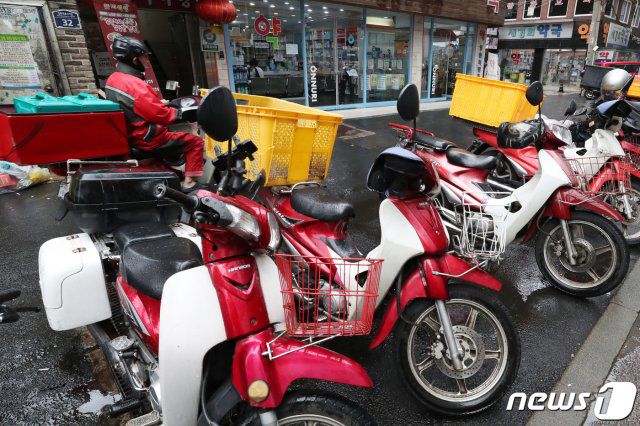 자영업자들이 사회적 거리두기 2.5단계에 따른 매출 부진에 배달비 인상까지 겹치면서 이중고를 겪으며 직접 배달을 고민하는 자영업자가 늘고 있는 것으로 나타났다. 매출이 급감한 상황에서 추가 비용 지출까지 더해진다면 폐업까지 이어질 수 있다는 위기감을 느끼기 때문인 것으로 분석된다. 지난 2일 서울의 한 식당가 밀집지역에서 배달원이 음식 배달에 나서고 있다. 2020.9.2/뉴스1 © News1