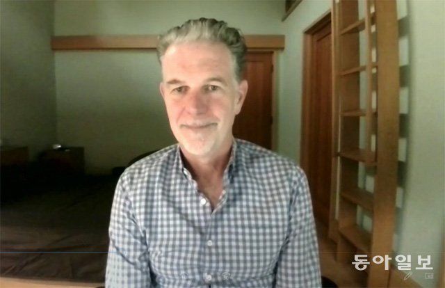 리드 헤이스팅스 넷플릭스 최고경영자(CEO)는 9일 화상 인터뷰에서 “한류를 포함한 경쟁력 있는 콘텐츠 확보 및 공급에 더욱 많은 공을 들일 것”이라며 “코로나19로 시장 상황에 불확실성이 커진 만큼 다양한 변화에 대응할 수 있는 경영 전략도 마련하겠다”고 밝혔다. 윤수민 기자 soom@donga.com