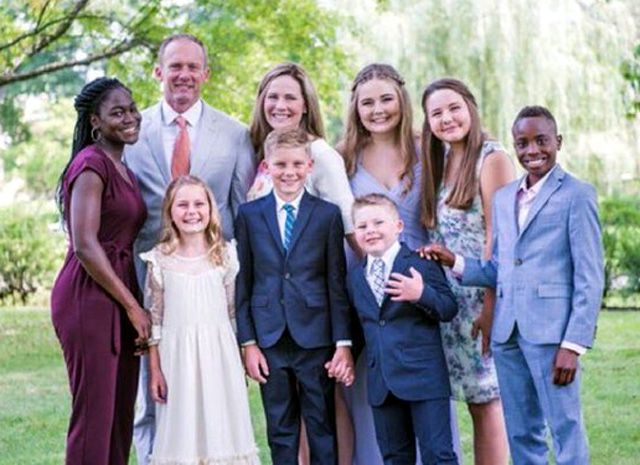 일곱자녀 둔 다둥이 워킹맘 26일 미국 신임 연방대법관에 임명된 에이미 배럿 제7연방고등법원 판사(뒷줄 왼쪽에서 두  번째) 부부가 자녀들과 함께 찍은 가족 사진. 두 사람은 아이티에서 입양한 흑인 자녀 2명을 포함해 총 7명의 자녀를 두고 있다.  막내 벤저민은 다운증후군을 앓고 있다. 마크 메도 공화당 하원의원 트위터 캡처