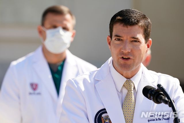 도널드 트럼프 미국 대통령 주치의인 숀 콘리가 4일(현지시간) 메릴랜드 베데스다 월터 리드 국립군병원에서 기자회견을 하고 있다. 출처= 뉴시스