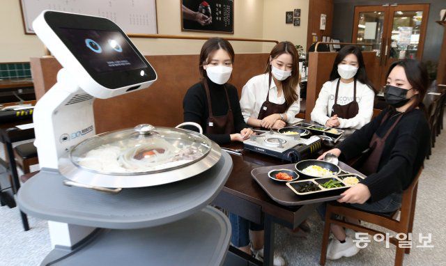 음식을 꺼낸 뒤 확인 버튼을 누르면 로봇은 다시 주방으로 돌아갑니다.