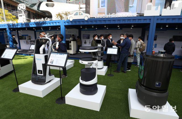 판교역 3번 축우 자율주행 광장에서 다양한 자율주행 모빌리티 제품들을 살펴볼 수 있습니다.