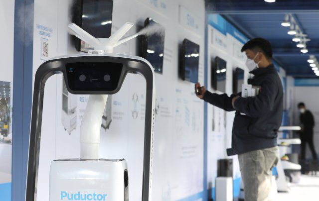 미리 지정한 방향을 돌며 소독, 살균을 하는 로봇도 있었습니다.