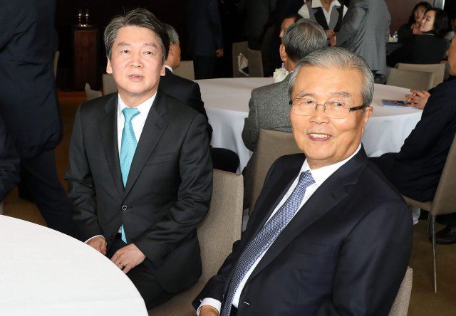 김종인 국민의힘 비대위원장과 안철수 국민의당 대표가 2017년 ‘김종인의 경제민주화’ 출판기념회에서 얘기를 나누고 있다.