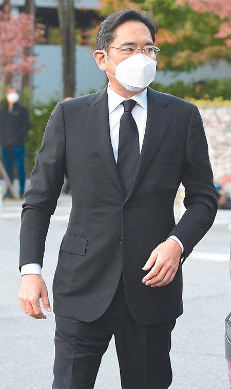 25일 이재용 삼성전자 부회장이 현대자동차 팰리세이드를 직접 운전해 서울 강남구 삼성서울병원 장례식장에 도착했다. 두 자녀도 함께 왔다. 사진공동취재단