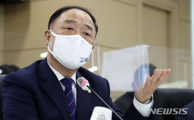 홍남기 경제부총리 겸 기획재정부 장관이 7일 오전 정부세종청사에서 열린 국회 기획재정위원회의 기재부에 대한 국정감사에서 재정준칙 적절성에 대한 질의에 답변하고 있다. 뉴시스