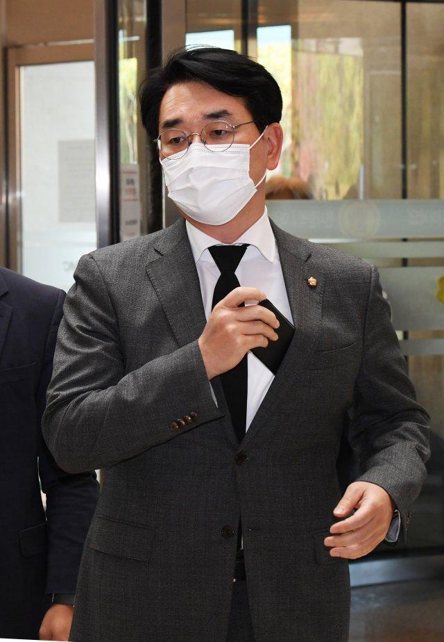 더불어민주당 박용진 의원이 26일 오후 고(故) 이건희 삼성전자 회장 빈소가 마련된 서울 강남구 삼성서울병원 장례식장에 들어서고 있다. 사진=공동취재단