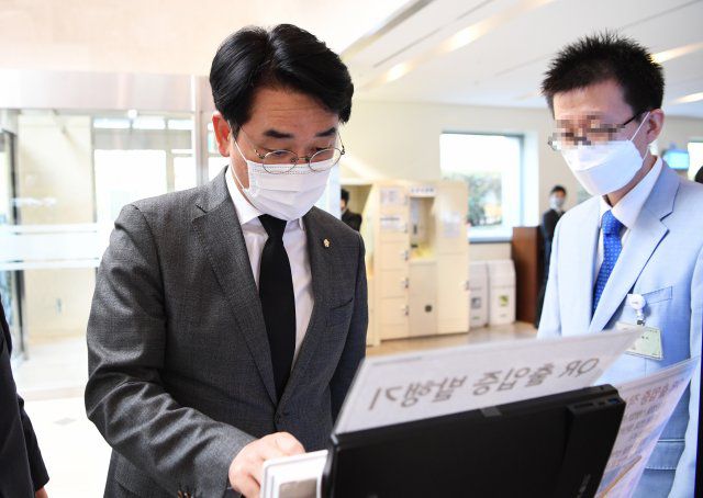 더불어민주당 박용진 의원(왼쪽)이 26일 오후 고(故) 이건희 삼성전자 회장 빈소가 마련된 서울 강남구 삼성서울병원 장례식장에 들어서고 있다. 사진=공동취재단