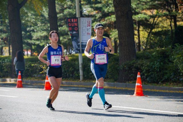 한길용 씨(오른쪽)는 “자영업자들이 어려울 때 일수록 건강을 챙겨야 한다. 건강해야 힘는 시기를 견딜 수 있다”며 달리기를 권유했다. 한길용 씨 제공.