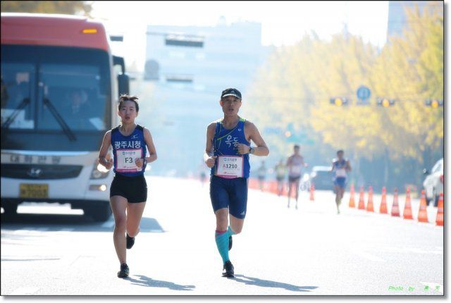한길용 씨(오른쪽)는 신종 코로나바이러스감염증(코로나19)으로 대회에 출전하지 못하지만 매일 새벽 2시간 씩 달리며 건강도 다지고 삶의 의욕도 키우고 있다. 한길용 씨 제공.
