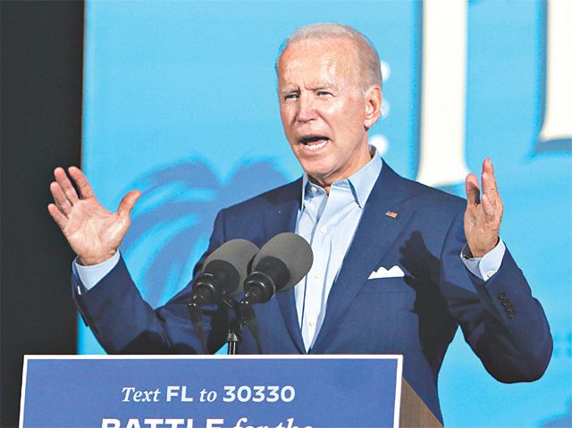 바이든 후보는 29일 남부 경합지 플로리다에서 지지자들이 차량을 통해 자신의 연설 장소 근처로 오게 하는 ‘드라이브인’ 유세를 벌였다. 애리조나·플로리다=AP 뉴시스