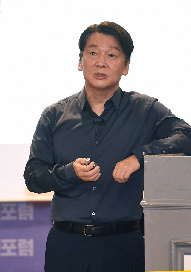 안철수 국민의당 대표가 지난 9월 서울 여의도에서 국민의힘 의원들 행사인 ‘대한민국 미래혁신포럼’에서 강연하고 있다.