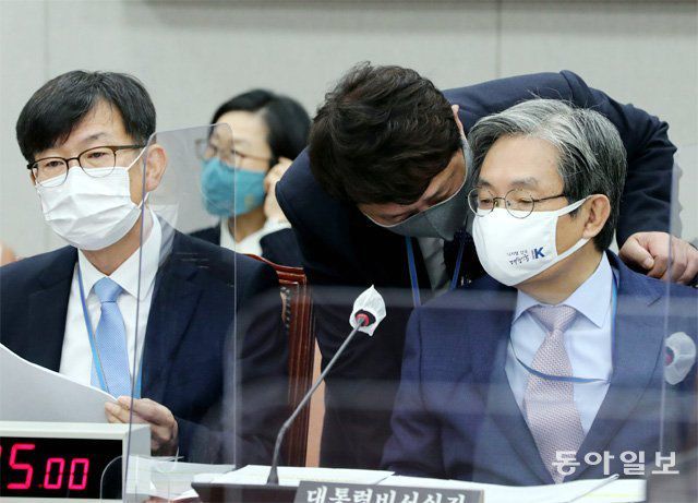 무슨 얘기? 13일 국회 운영위원회 전체회의에서 노영민 대통령비서실장(오른쪽)과 최재성  대통령정무수석비서관이 귓속말을 하고 있다. 왼쪽은 김상조 대통령정책실장. 노 실장은 이날 운영위에서 야당의 청와대 특수활동비 공개  요구에 대해 “국가안보 등에 관한 사안이라 비공개”라고 거부 의사를 밝혔다. 김동주 기자 zoo@donga.com