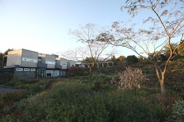 2000년 11월 문을 연 청재설헌은 낮에는 바람소리를 벗 삼아 독서를 즐기고, 밤에는 달빛 구경하는 여유를 누릴 수 있는 숙소다.