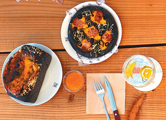 구좌읍 세화리 질그랭이센터에 있는 카페에서는 제주 농산물을 재료로 빵과 음료를 제공한다. 제주관광공사 제공