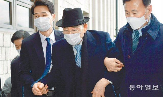 광주지법 들어가는 전두환 고  조비오 신부의 명예를 훼손한 혐의로 기소된 전두환 전 대통령이 1심 선고 공판에 출석하기 위해 30일 오후 광주 동구에 있는  광주지방법원 법정동으로 들어가고 있다. 1심 법원은 “5·18민주화운동 당시 군의 헬기 사격이 있었다”며 전 전 대통령에 대해  사자명예훼손 혐의를 인정해 징역 8개월에 집행유예 2년을 선고했다. 광주=박영철 기자 skyblue@donga.com