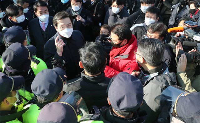 국민의힘, 靑에 질의서 전달 제지당해 국민의힘 윤두현 의원과 강민국 의원 등이 최재성 대통령정무수석비서관 면담과 윤석열 검찰총장 직무배제에 대한 문재인 대통령의 입장 표명을 요구하는 질의서 전달을 위해 청와대 연풍문으로 향하자 경찰이 제지하고 있다. 국회사진기자단