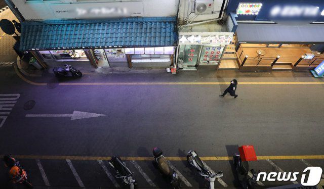 7일 오후 서울 서대문구 신촌 먹자골목이 한산한 모습을 보이고 있다. 2020.12.7 © News1