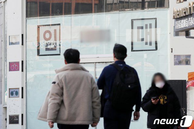 당·정·청이 신종 코로나바이러스 감염증(코로나19) 확산에 따른 사회적 거리두기 단계 격상으로 피해를 입은 소상공인·자영업자에게 임대료 직접 지원을 포함해 최대 300만원의 3차 재난지원금 지급을 검토하고 있다.  임대료 직접 지원금은 현금 지급 방식으로, 임대료 이외 목적에도 사용할 수 있을 전망이다. 임차 여부를 확인하거나 매출 손실에 따른 인과관계를 당국이 일일이 확인할 수 없는 만큼 점포를 소유한 소상공인·자영업자에게도 이를 지원해 경영안정자금으로 쓰이게 할 방침이다.   27일 서울 종로구 종로3가 일대의 일부 상가건물 공실에 임대 문의 현수막이 붙어 있다. 2020.12.27/뉴스1 (서울=뉴스1)