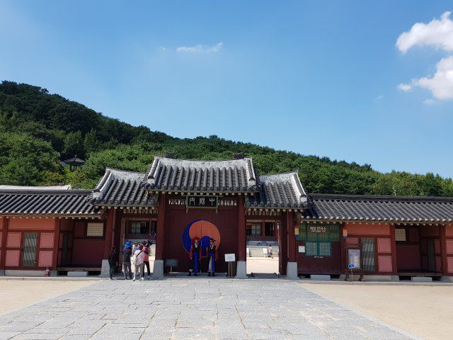 봉수당 정문인 중양문. 수원=안영배 논설위원