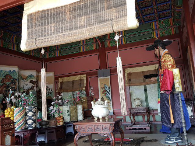 ‘효’를 강조하기 위해 봉수당 내에 만든 정조 임금 밀랍 인형. 수원=안영배 논설위원.