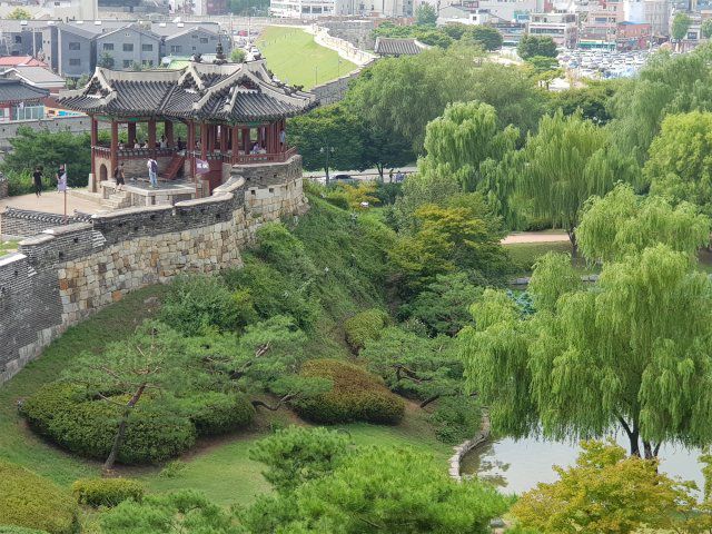 수원화성 성곽 중 가장 아름다운 곳으로 평가받고 있는 방화수류정. 수원=안영배 논설위원.