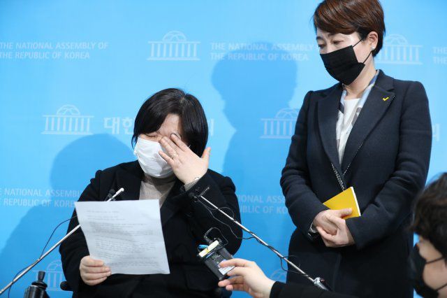 정의당 젠더인권본부를 맡고 있는 배복주 부대표(왼쪽)가 25일 국회 소통관에서 김종철 대표의 성추행 사건 관련 긴급기자회견 도중 눈물을 닦고 있다. 오른쪽은 정호진 대변인.  안철민기자 acm08@donga.com