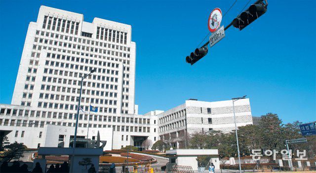 시선 쏠리는 대법원 4일 오후 서울 서초구 대법원 전경. 김명수 대법원장이 지난해 5월 임성근 부산고법 부장판사와의  면담에서 여권의 탄핵 가능성을 이유로 사표 수리를 할 수 없다는 취지로 말한 녹취록이 공개되면서 법원 내부에서는 사법부 수장이  신뢰를 훼손했다는 비판이 나오고 있다. 송은석 기자 silverstone@donga.com