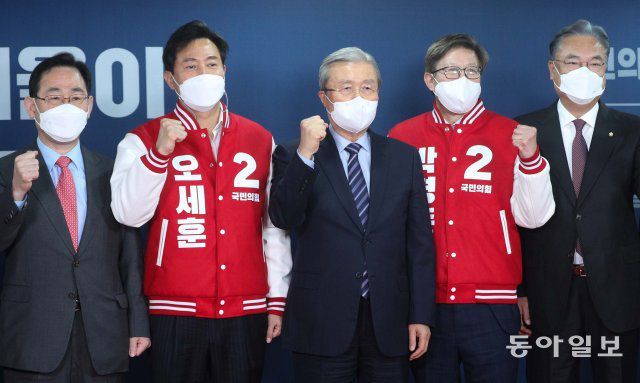 국민의힘 서울시장 후보로 선출된 오세훈 후보와 부산시장 후보로 선출된 박형준 후보가 4일 오전 서울 여의도 국민의힘 중앙당사에서 열린 서울·부산시장 후보 경선 결과 발표회에서 파이팅을 외치고 있다.  왼쪽부터 주호영 원내대표, 오 후보, 김종인 비상대책위원장, 박 후보, 정진석 공천관리위원장 사진공동취재단